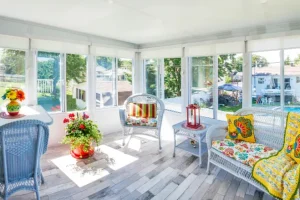 Vue intérieure d’un solarium 3 saisons blanc avec une décoration colorée