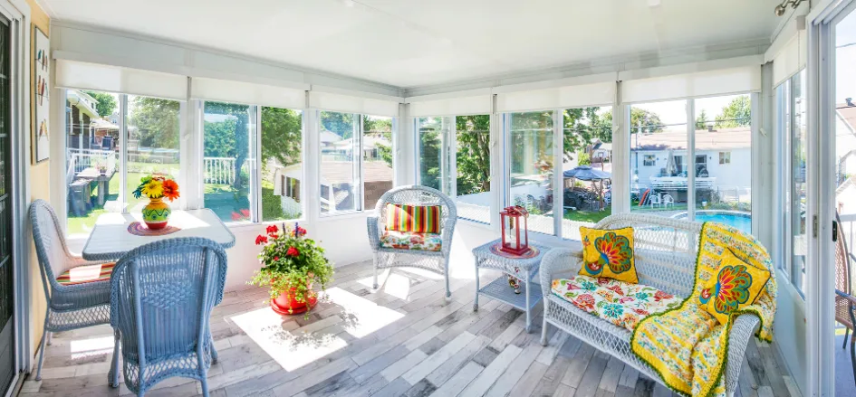 Vue intérieure d’un solarium 3 saisons blanc avec une décoration colorée